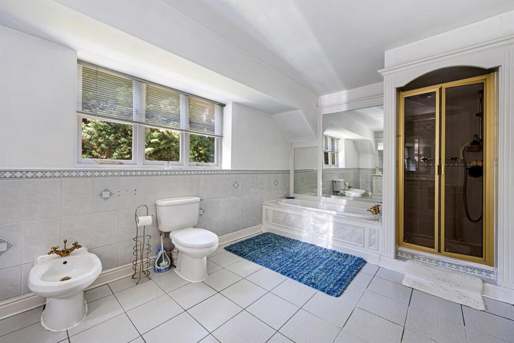 6 bedroom detached house for sale in Bollinway, Hale, Altrincham, WA15